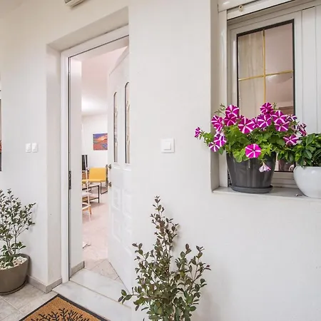 Ergina Home, Cozy 2 Bedroom Apartment
